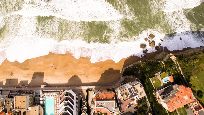 In Biarritz trennt Meer und Stadt maximal ein schmaler Strand