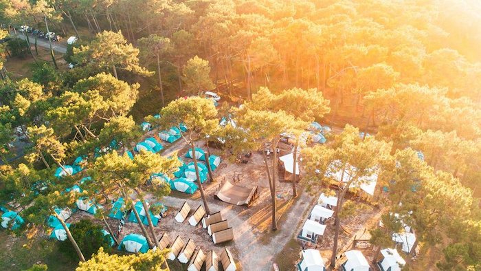 Der Campingplatz vom Surfcamp liegt in Pinienwäldern