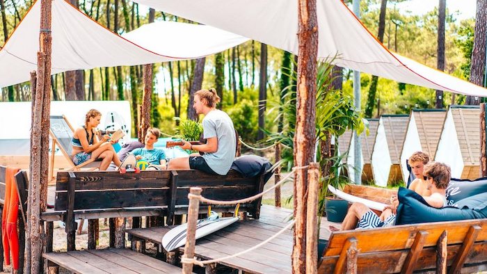 Verschiedene Chill-Areas laden im Surfcamp zum entspannen ein