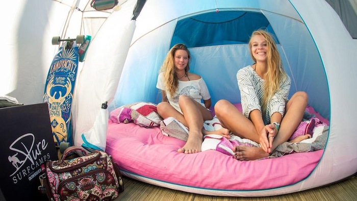 Die Zelte im Surfcamp bieten viel Platz und Stauraum für jeden