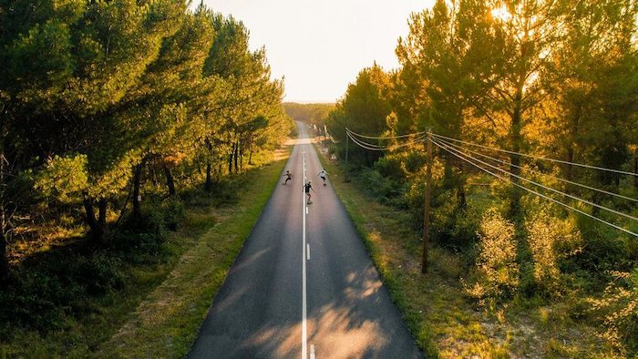 Eine Gruppe fährt in der Abendsonne auf dem Longboard