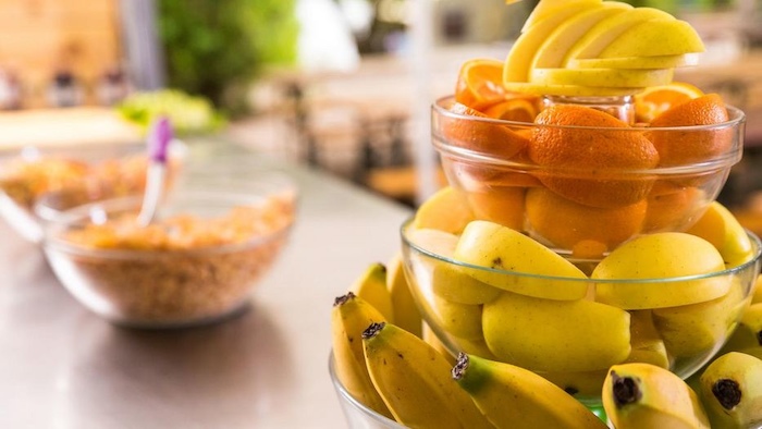 Beim Frühstück wartet frisches Obst auf die Teilnehmer des Surfcamps