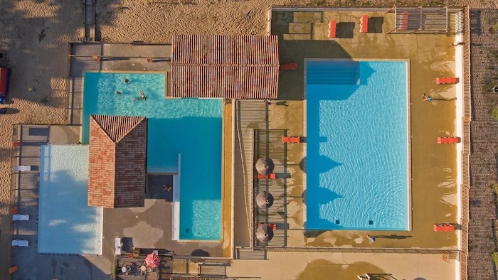 Der Pool im Surfcamp bietet allen ausreichend Platz