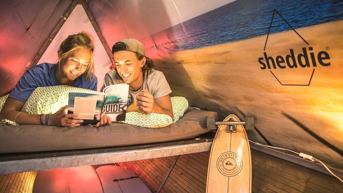 Die Sheddies im Surfcamp bieten ein festes Dach über dem Kopf und jede Menge Stauraum