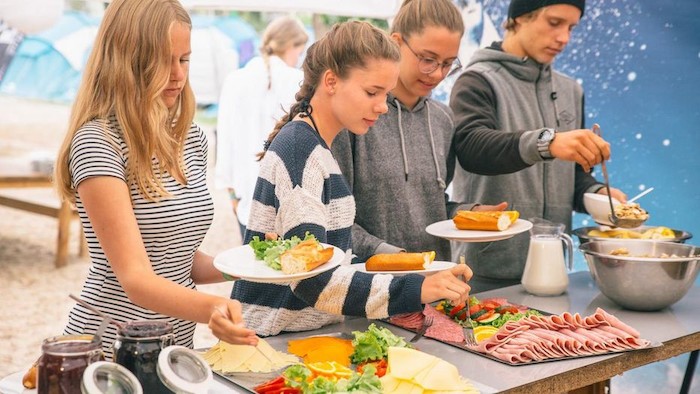 Beim Abendessen wird euch im Surfcamp täglich etwas anderes aufgetischt