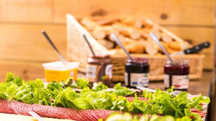 Beim Frühstück werden im Surfcamp auch regionale Produkte aufgetischt, wie zum Beispiel Wurst und Marmelade