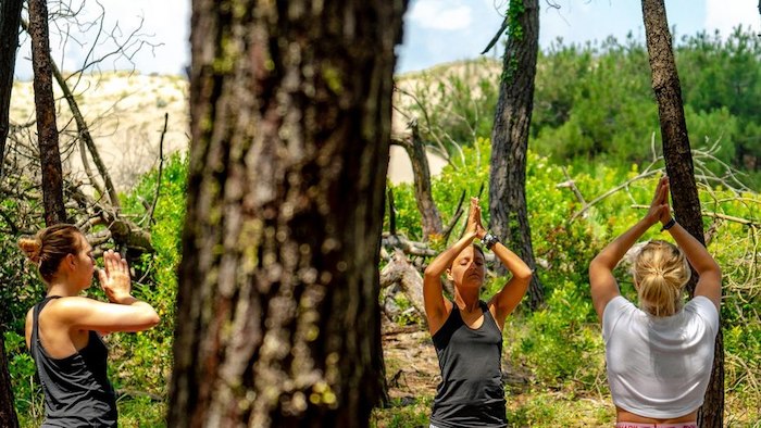 Yoga im Wald dient im Surfcamp der Entspannung