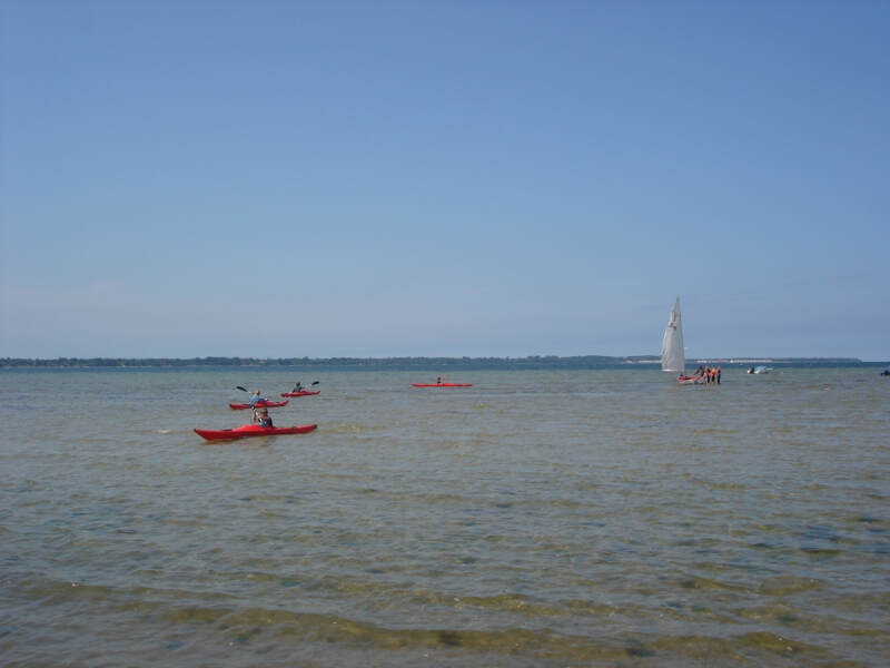 Weit und klar zeigt sich das Wasser an der Ostsee eines Sommercamp Englisch lernen