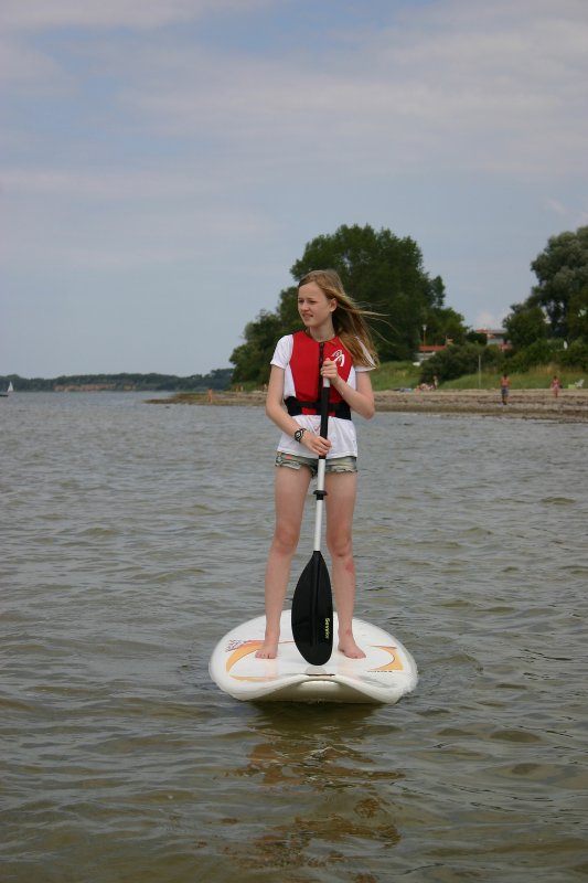 Mädchen beim Stand Up Paddling an der Ostsee in Beckerwitz