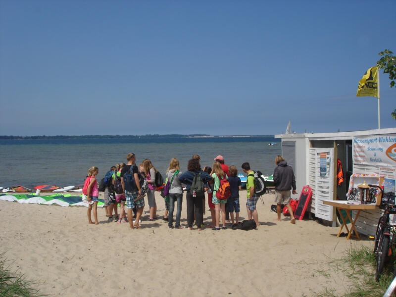 Kinder schauen auf das Meer