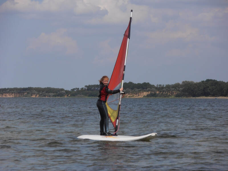 Windsurferin der Sprachreise Frankreich mit Surfen lernt surfen
