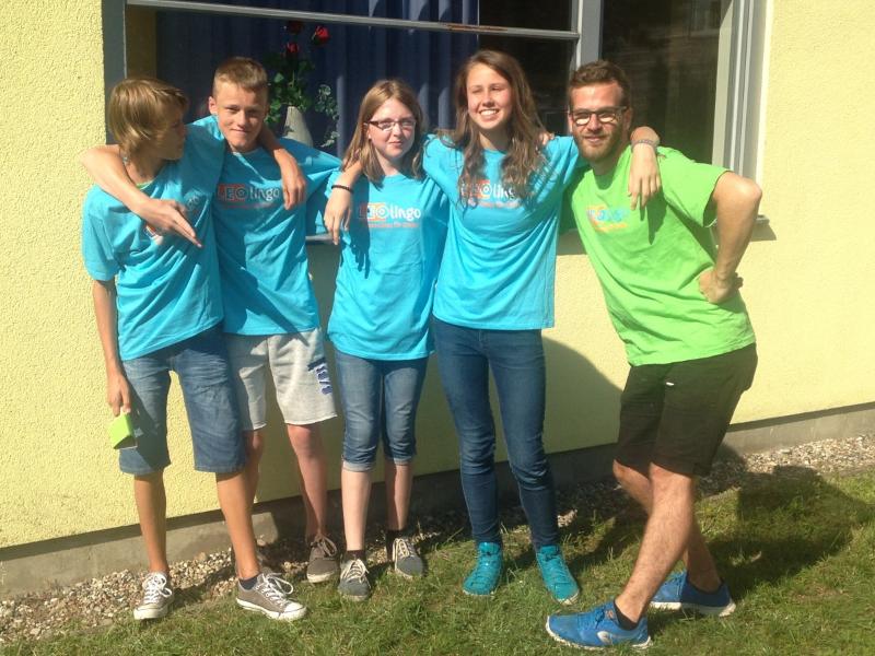 Teilnehmer eines Kindersprachkurses Englisch tragen die gleichen Shirts