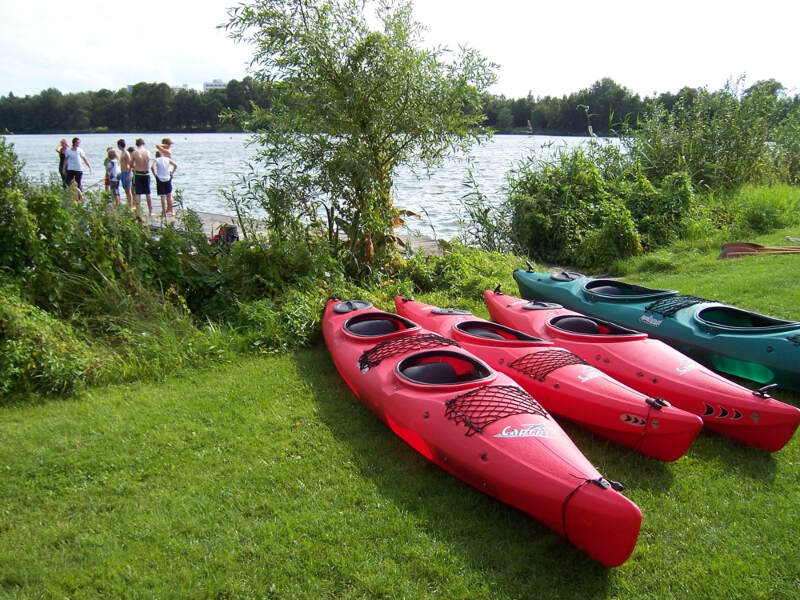 Kajaks am Schweriner See bei Muess und Kinder der Französisch Sprachreise von Juvigo