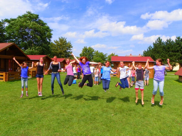 Mädchen spielen im Grünen im Französisch Ferienlager in Muess bei Schwerin