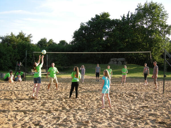 Kinder beim Volleyballspielen im Muess Sprachcamp