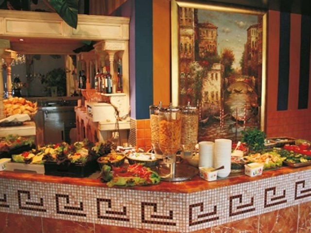 Buffet im Englisch Windsurfcamp an der Ostsee