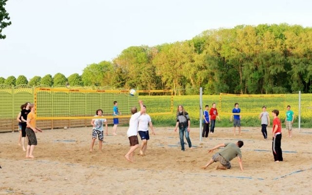 Volleyballspieler im Feriendorf San Papelone im Englisch Windsurfcamp an der Ostsee