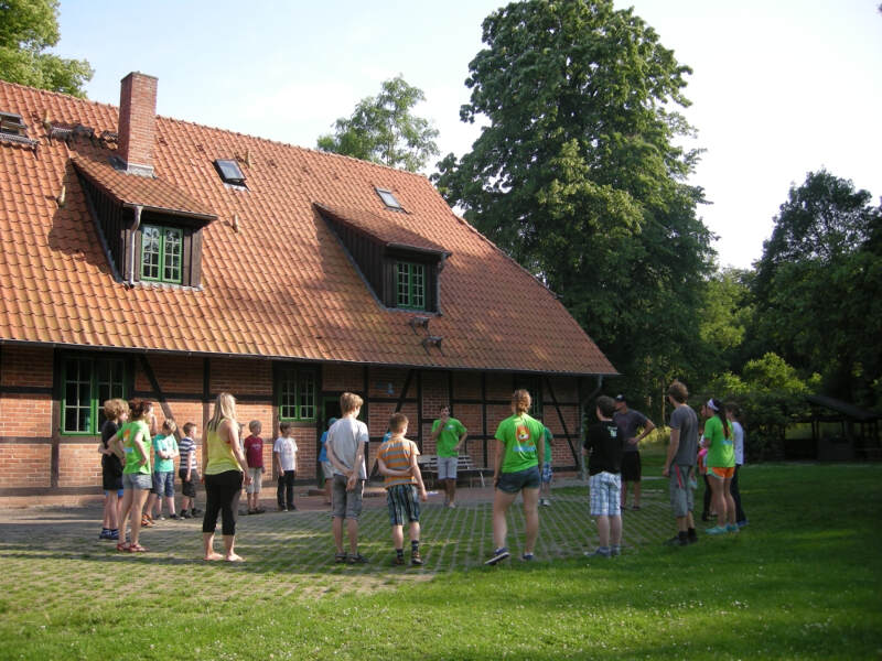 Gruppenspiele vor dem Gebäude des Sprachcamps in Wiligrad am Schweriner See