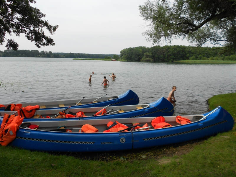 Kanus im Wasser am Schweriner See in Mecklenburg-Vorpommern im Englisch Ferienlager