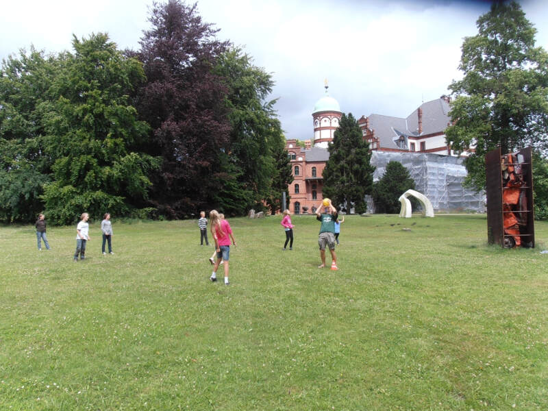 Kinder spielen auf Wiese im Kinderferienlager und Englischcamp in Wiligrad