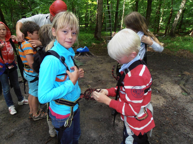 Mädchen machen sich bereit zum Klettern in Wiligrad im Englisch Sprachcamp