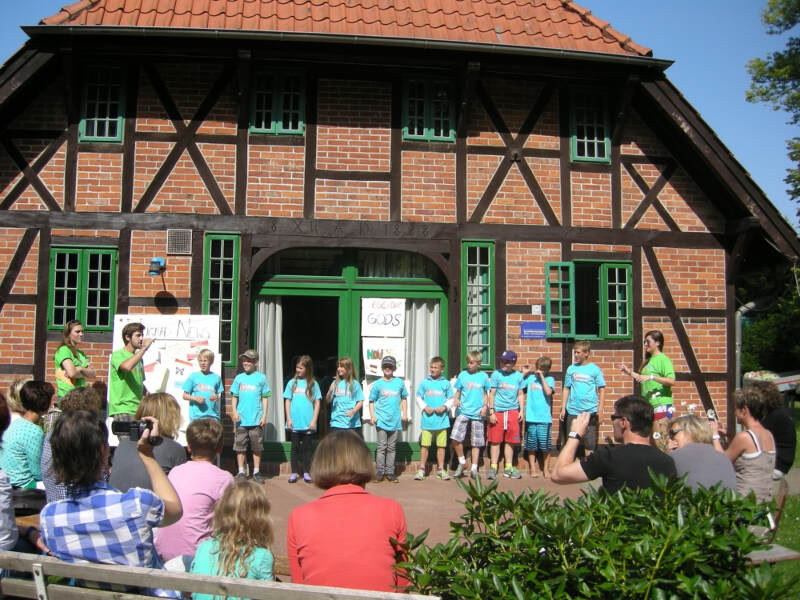 Gruppenspiele mit Betreuern in Wiligrad im Englisch Sprachcamp von Juvigo