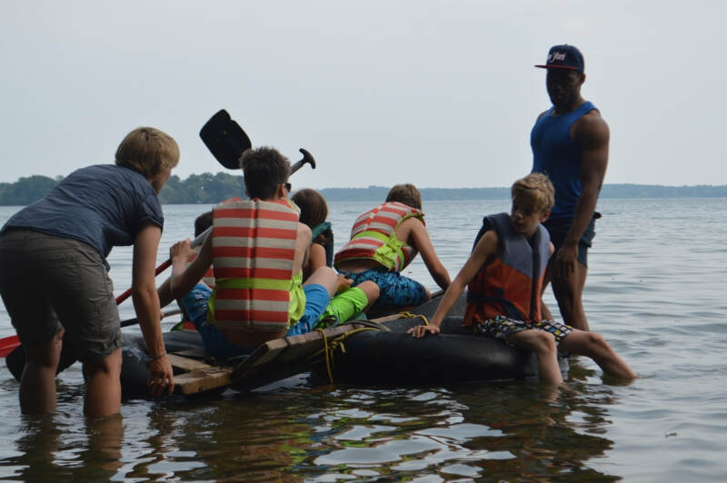 Gemeinsame Floßtour im Englisch Sprachcamp im Sommer am Schweriner See