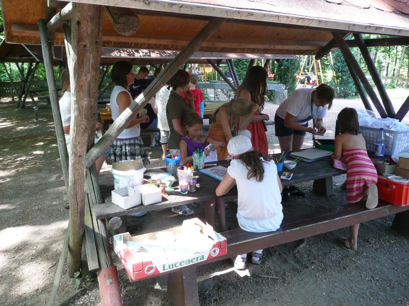 Kinder basteln im Ferienlager Limbach