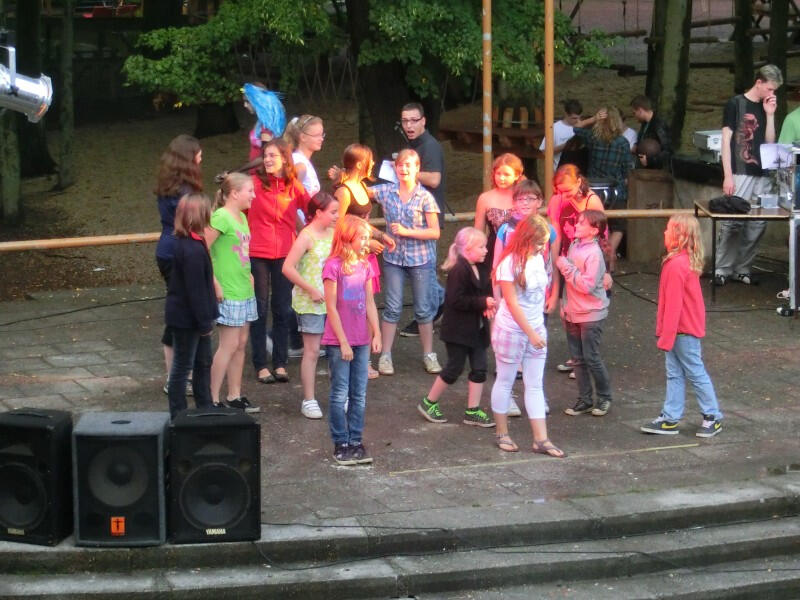 Kinder auf der Kinderdisco im Freien im Ferienlager Limbach