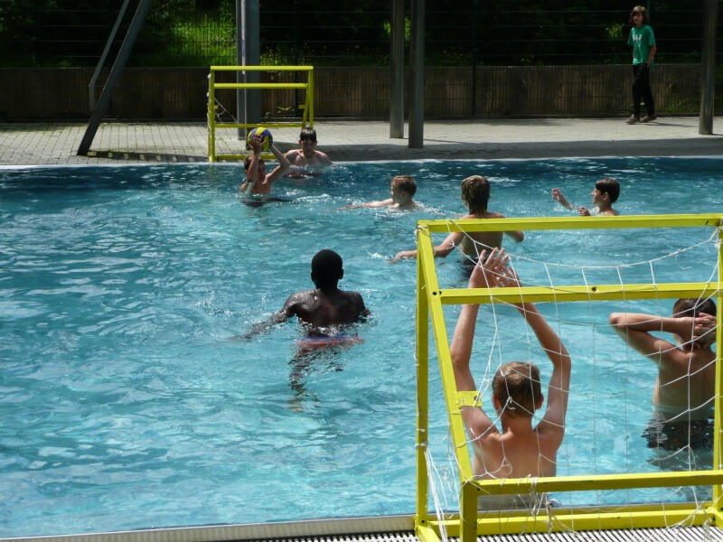 Kinder beim Wasserball spielen im Freibad im Ferienlager Limbach