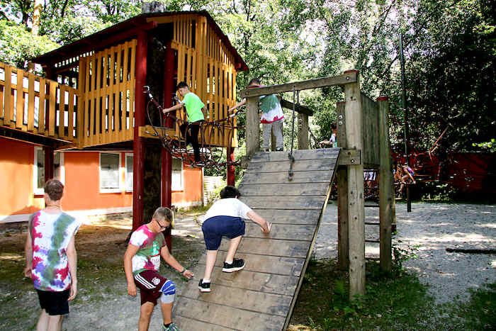 Kinder spielen im Baumhaus im Ferienlager in Limbach-Oberfrohna