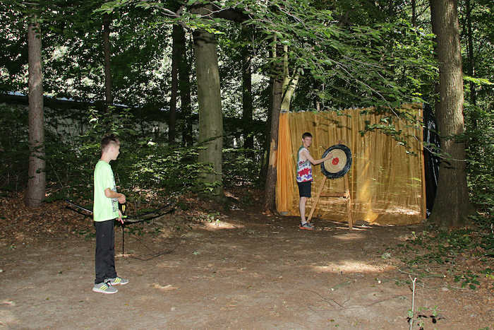 Zwei Jungs üben Bogenschießen im Ferienlager in Limbach-Oberfrohna