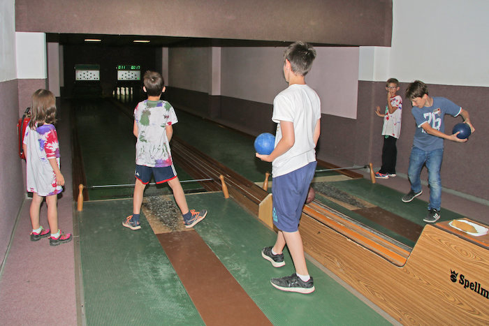 Kindergruppe spielt Bowling im Ferienlager in Limbach-Oberfrohna