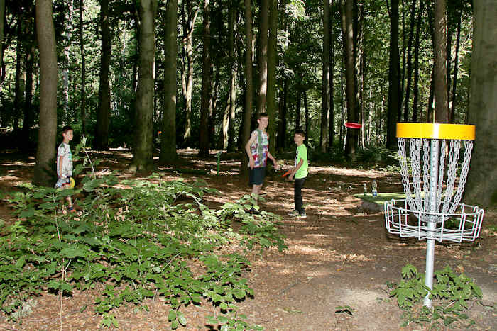 Jungs spielen Discgolf im Ferienlager in Limbach-Oberfrohna
