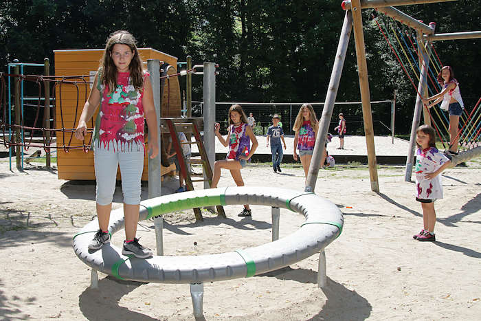 Kinder auf dem Spielplatz im Ferienlager in Limbach-Oberfrohna