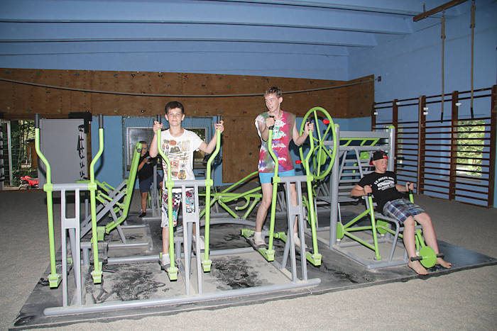 Jungs an Fitnessgeräten im Ferienlager in Limbach-Oberfrohna