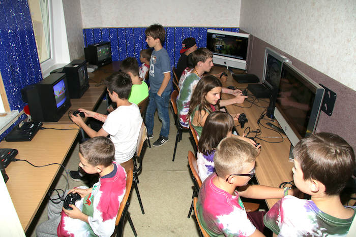 Kinder spielen Computerspiele im Ferienlager in Limbach-Oberfrohna