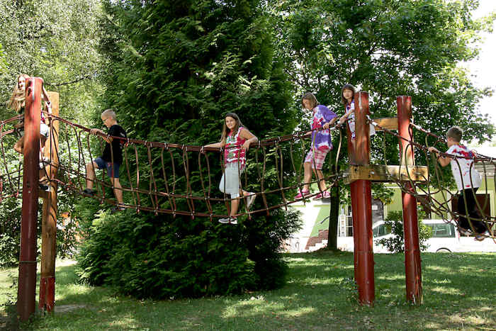 Kinder auf Spielplatz-Hängebrücke im Ferienlager in Limbach-Oberfrohna