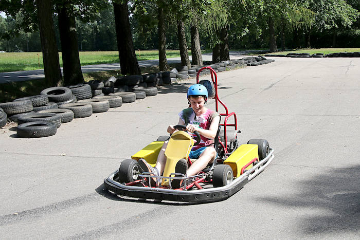Kinder des Ferienlagers Havelland fahren Kart