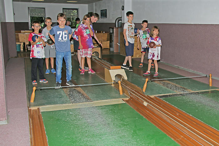 Kinder beim Kegeln im Ferienlager in Limbach-Oberfrohna
