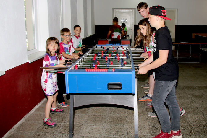 Kinder spielen am Kicker im Ferienlager in Limbach-Oberfrohna