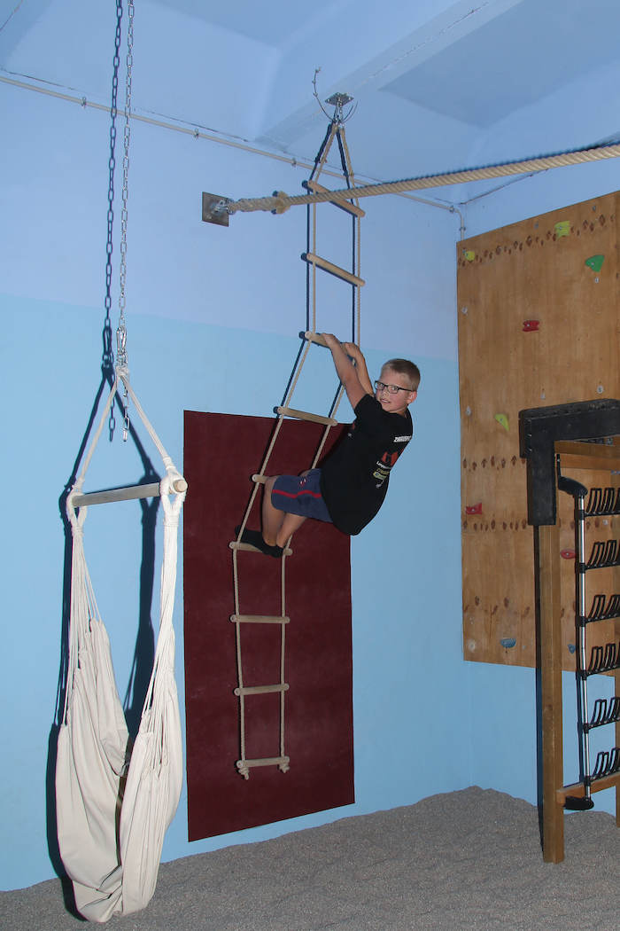 Ein Junge auf der Strickleiter im Ferienlager in Limbach-Oberfrohna