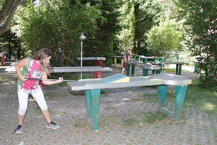 Mädchen spielt Pit-Pat im Ferienlager in Limbach-Oberfrohna