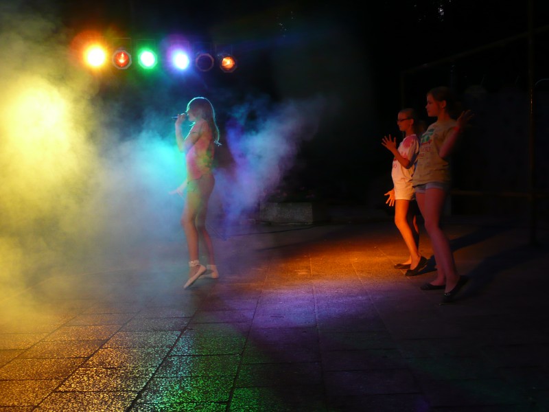 Mädchen bei Talentshow im Ferienlager Limbach