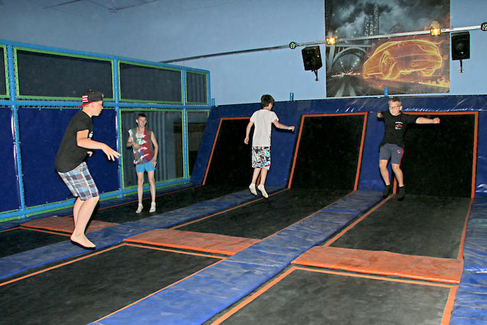 Kinder springen in der Trampolinhalle im Ferienlager in Limbach-Oberfrohna