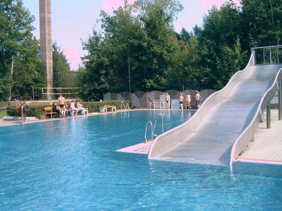 Freibad mit Rutsche im Ferienlager Limbach