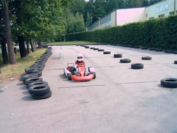 Ein Kart fährt auf einer Kartbahn in den Ostercamps Ostdeutschland 