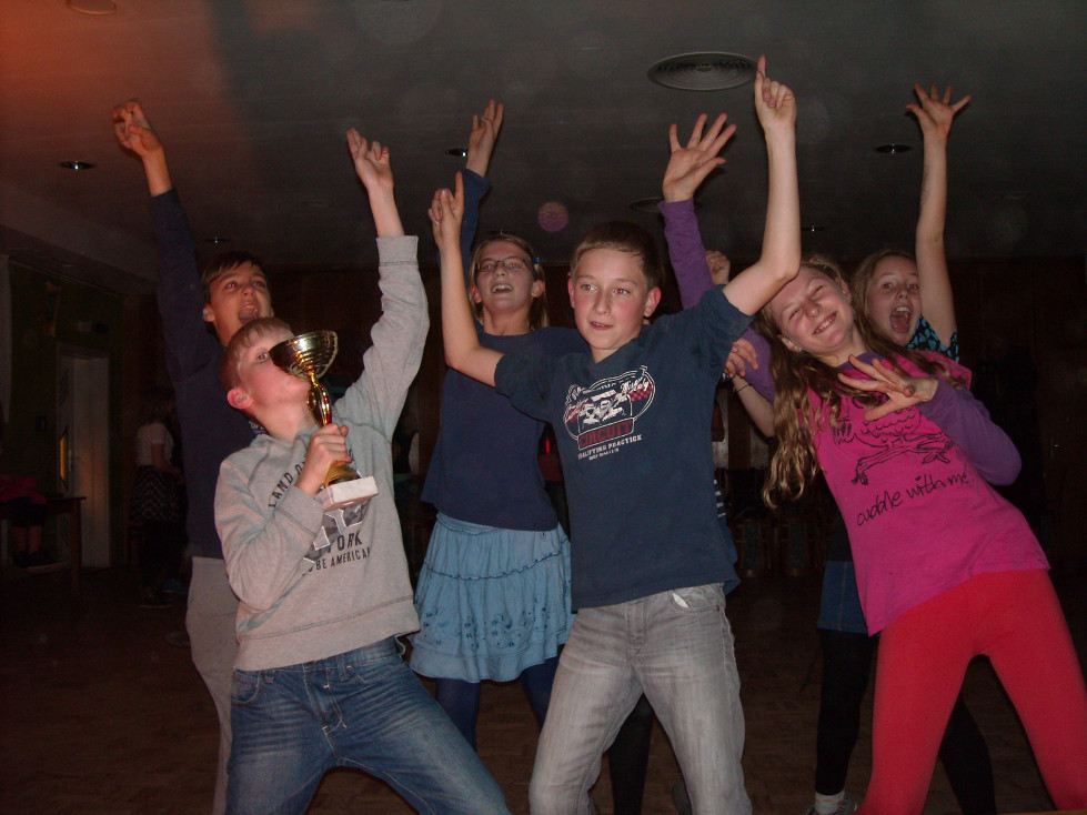 Kinder bei der Kinderdisco im Ferienlager Suhl