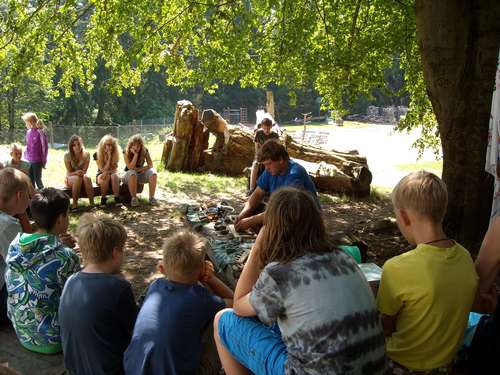 Kinder eines Ferienlagers Schwarzwald spielen