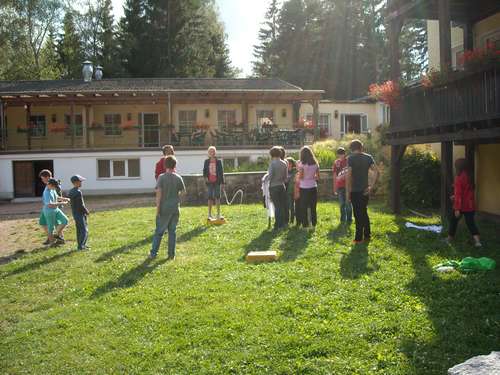 Kinder spielen auf einer Wiese im Feriendorf Waldfrieden